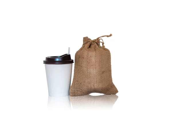 Taza de café y bolsa de saco sobre fondo aislado blanco — Foto de Stock