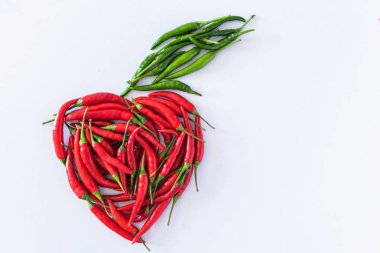Kırmızı biber whit kalp şekli, sağlık kavramı