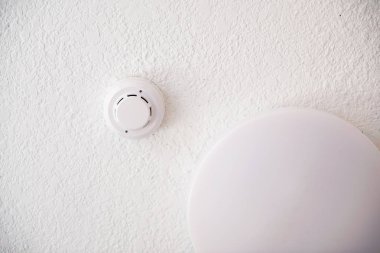 Duman dedektörü ve yangın koruma sistemi tavanda