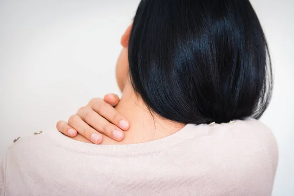 Frau massiert ihren Hals und schmerzt nach zu viel Arbeit — Stockfoto