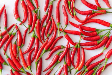 Beyaz arka planda, sağlık kavramı kırmızı pul biber