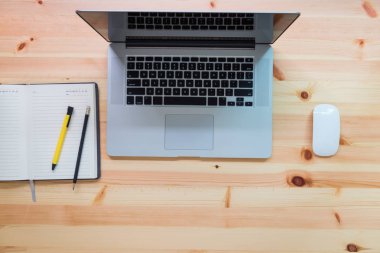 Çalışma alanı ve bilgisayar laptop Üstten Görünüm tablo masa üzerinde