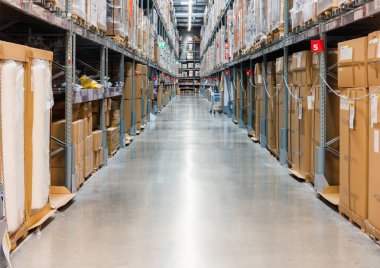 Depolama depo raflar ürünler kutularında satırları depolamak