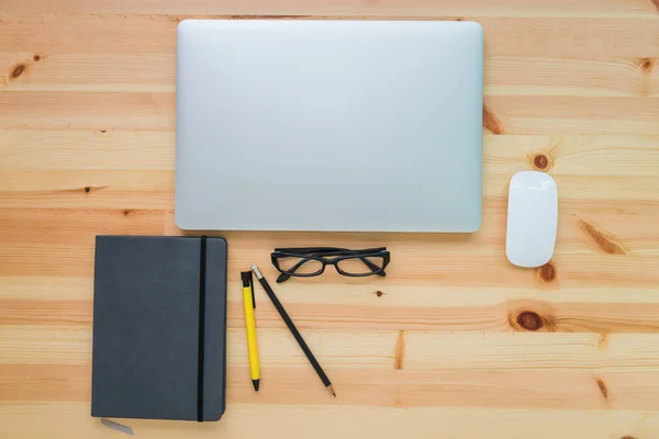 Vue du dessus de l'espace de travail et ordinateur portable sur le bureau de la table — Photo