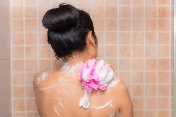 Portrait of beautiful woman taking shower with bath sponge, Show — Stock Photo, Image
