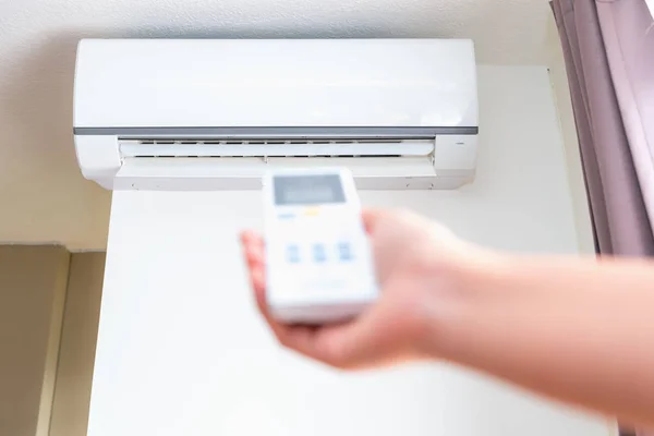 Split typ air conditioner och fjärrkontrollen — Stockfoto