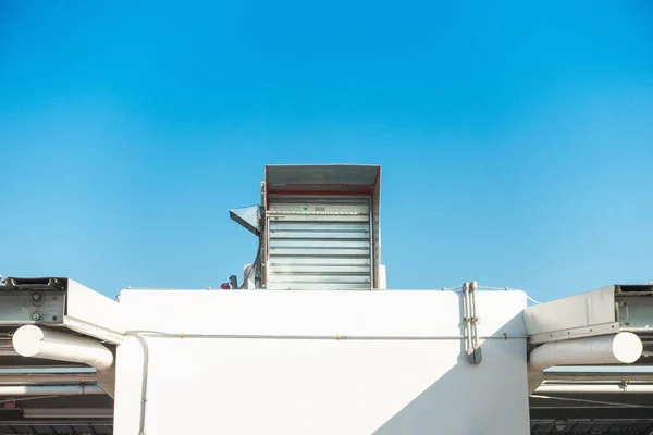 Fire damper for fire protection system on the roofing floor