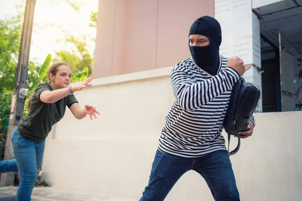 Ladrón arrebatando dinero y bolsa a mujeres en la calle, Ladrón — Foto de Stock