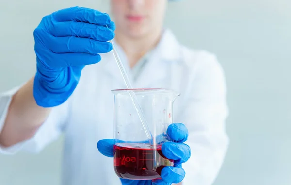 Forskning forskare uppståndelse och blandningsvätska kemiska i bägare — Stockfoto