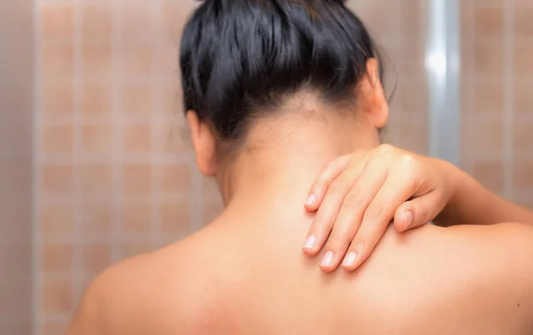 Жінка масажує шию і боляче після занадто великої роботи, здоров'я — стокове фото