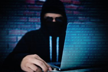 Bilgisayar korsanı bilgi gizlilik erişmek için çalışıyor 