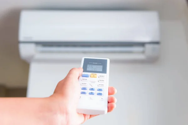 Split typ air conditioner och fjärrkontrollen — Stockfoto