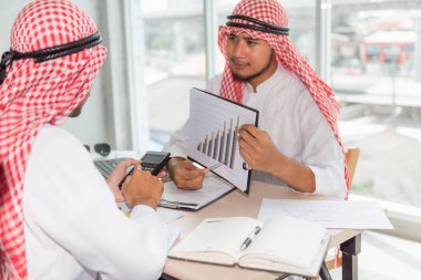 Arap işadamı birlikte yeni proje hakkında tartışıyor