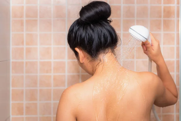 Retrato de una hermosa mujer tomando ducha en el baño —  Fotos de Stock