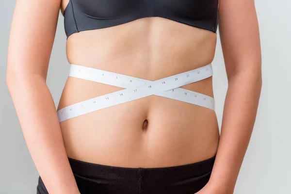Retrato de mulher usando fita métrica na cintura, Saudável — Fotografia de Stock
