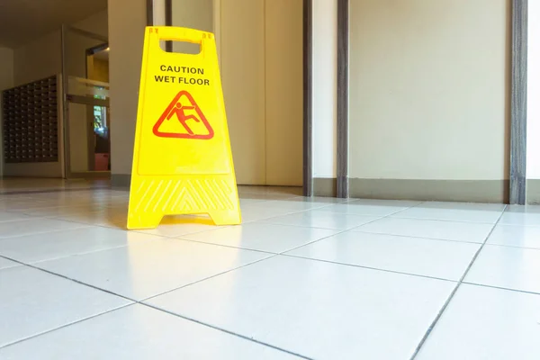 Rengöring och försiktighet våta golv skylt på golvet — Stockfoto