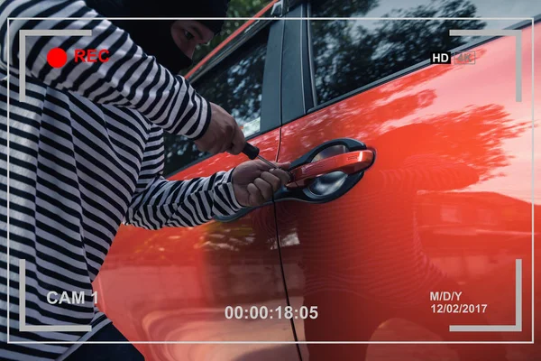 Vídeo de captura de ladrón de coches tratando de desbloquear un coche por destornillador — Foto de Stock