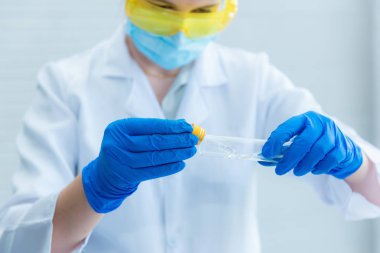 Araştırma kimyasal bilim adamı örnek Laboratuvar analiz ediyor