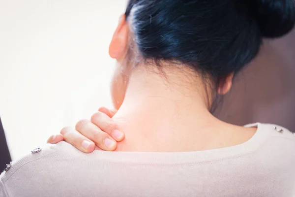 Frau massiert ihren Nacken und Schmerzen nach zu viel Arbeit, Gesundheit — Stockfoto