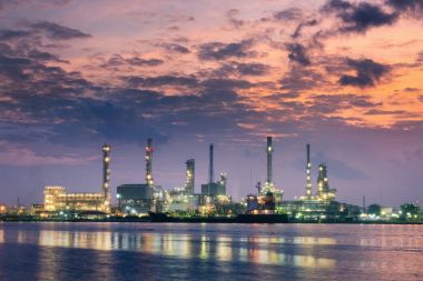 Dock ve petrol rafineri tesisi gündoğumu yerinde yükleme