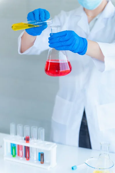 Kemiska forskare är att analysera provet i laboratorium — Stockfoto