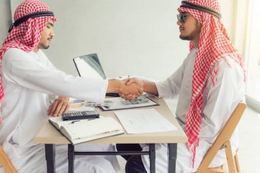 İşadamları Arap karşılıklı birbirlerini