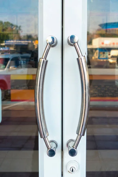 Närbild av rostfritt handtag aluminium dörr — Stockfoto