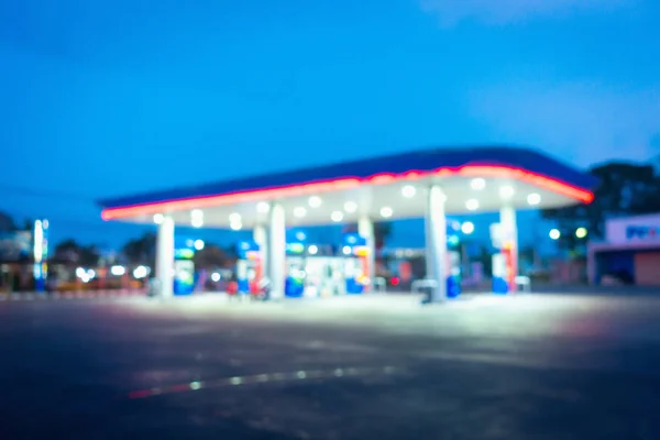 Astratto sfocato nel distributore di benzina al crepuscolo, distributore di benzina — Foto Stock