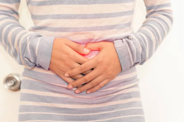 Junge Frau mit Magenschmerzen im Badezimmer, Gesundheit und Medizin — Stockfoto