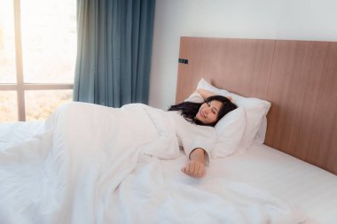 Güzel kadın yatak odasında uyanma