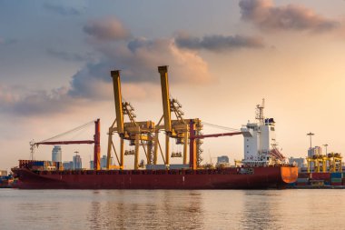 Kargo nakliye ve yük güneş doğarken terminal