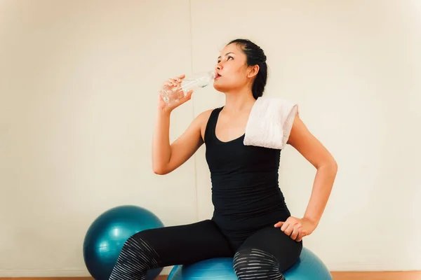 Retrato de mujer asiática bebiendo agua después de tworkout en fitness — Foto de Stock