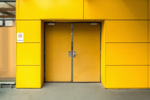 Puerta de salida de incendios de emergencia y pared compuesta de aluminio de warehous — Foto de Stock