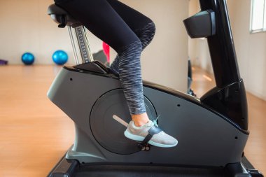 Asyalı kadın egzersiz fitness spor salonu, spor ve sağlık Bisiklet