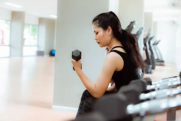 Porträtt av asiatisk kvinna lyfta hantlar i fitness matcher, Sport — Stockfoto