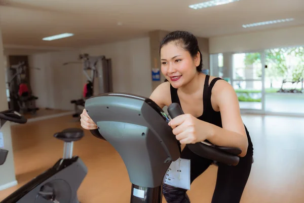 Entrenamiento de mujer asiática en ciclismo en gimnasio, Deportes y salud — Foto de Stock