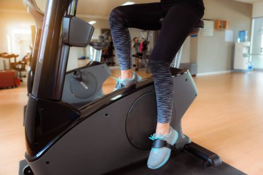 Asyalı kadın egzersiz fitness spor spor Bisiklet