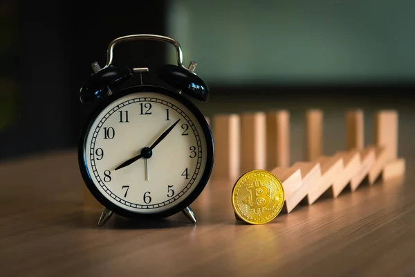 Waktu untuk bitcoin dengan jam alrm, konsep bursa saham — Stok Foto
