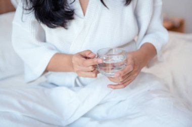 Bir bardak su tutarak onun yatak odasında uyanma kadın