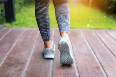 Sportif kadın Garden'da, açık spor çalıştıran Close-Up