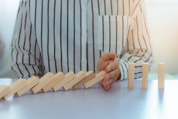 Affärskvinna åtgärd hand stoppa Domino effekt — Stockfoto
