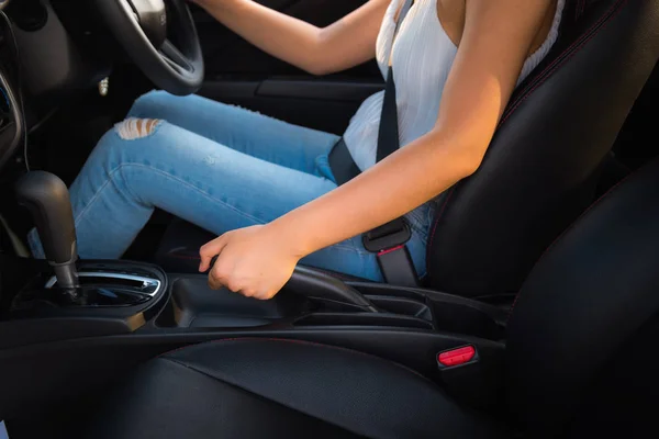 Retrato de cerca de la mujer conductora sentada en el asiento del automóvil — Foto de Stock