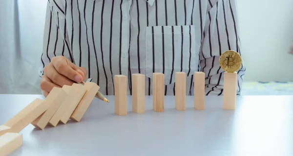 Affärskvinna åtgärd hand stoppa Domino effekt, Business — Stockfoto