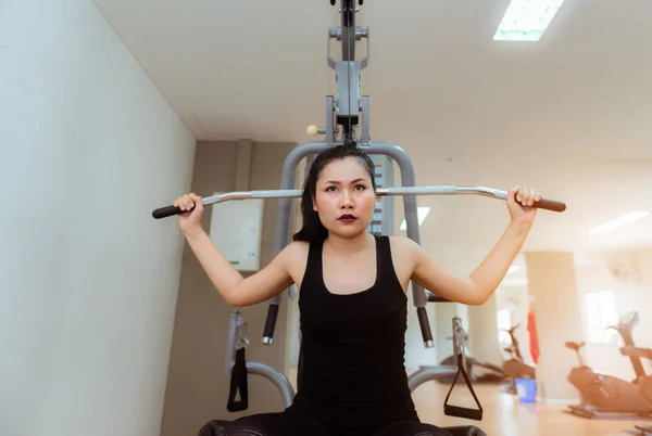 Retrato de mujer hermosa haciendo ejercicio con levantamiento de pesas — Foto de Stock