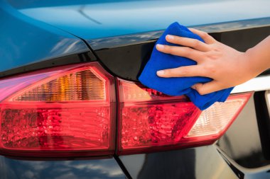 Yakın çekim portre bir sürücü kadının arabasını Temizleme 