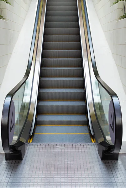 Escalada moderna no shopping center, loja de departamento escada rolante — Fotografia de Stock