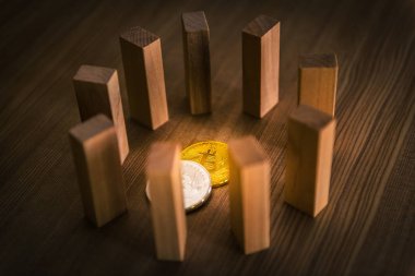 Bitcoin, iş ve finansal kavramı Domino koruma
