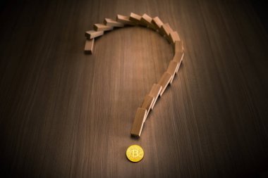 Düşen Domino ve soru işaretleri ile bitcoin, iş 