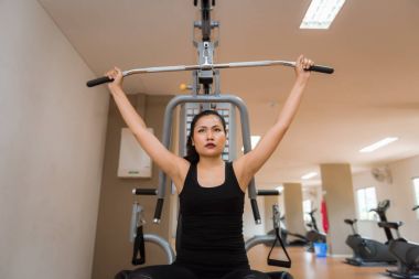 Ağırlık kaldırma ile egzersiz güzel kadın portresi