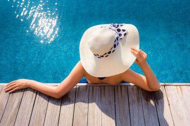 Asyalı kadın ile sunbathe yüzme havuzunda rahatlatıcı Portait